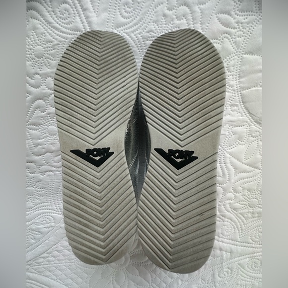 Women's Silver PONY sneakers, Size 8 M - Picture 8 of 10